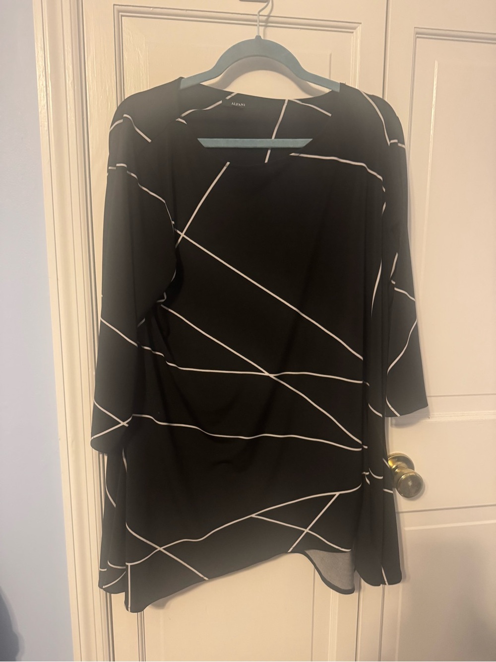 Like New Alfani Black & White Geometric Asymmetrical Line Print Top โ 1X - Picture 2 of 11
